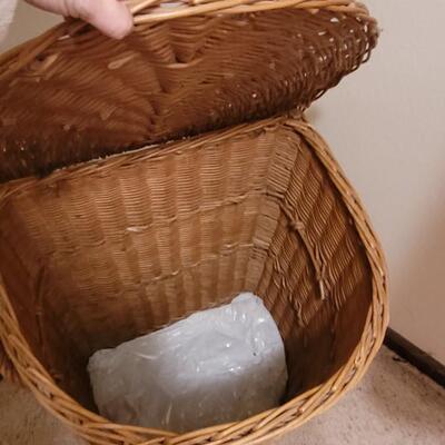 Lot 221: Vintage Large Laundry Wicker Basket