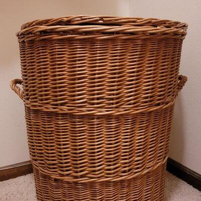 Lot 221: Vintage Large Laundry Wicker Basket