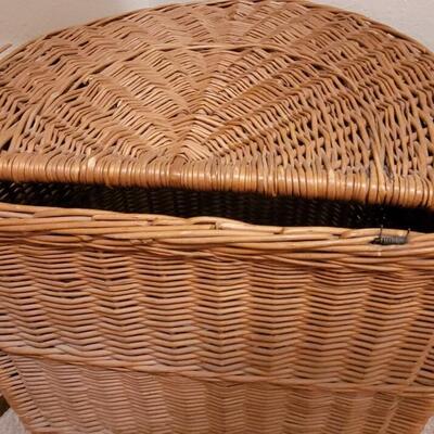 Lot 221: Vintage Large Laundry Wicker Basket