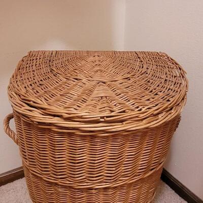 Lot 221: Vintage Large Laundry Wicker Basket