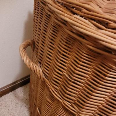 Lot 221: Vintage Large Laundry Wicker Basket