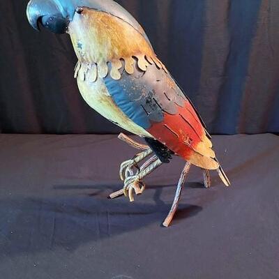 LOT#96D: Metal Parrot DÃ©cor