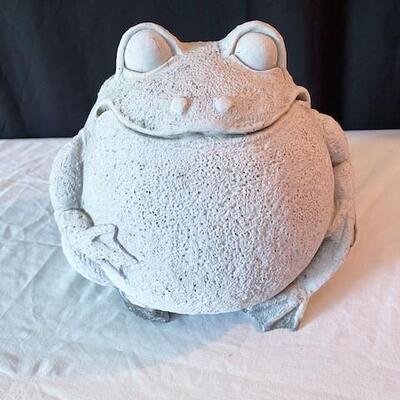 LOT#176L: Frog Statue