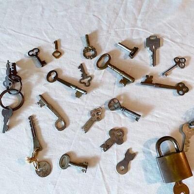 LOT#196L: Vintage and Antique Key Lot
