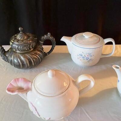 LOT#222L: Teapot Lot #1