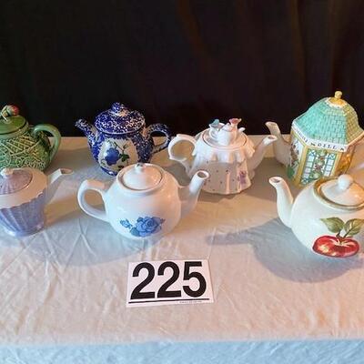 LOT#225L: Teapot Lot #4