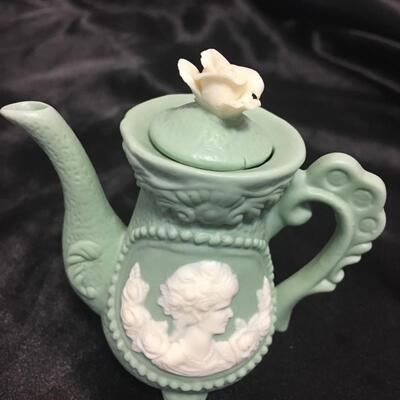 Mini Teapot. Sage green Cameo