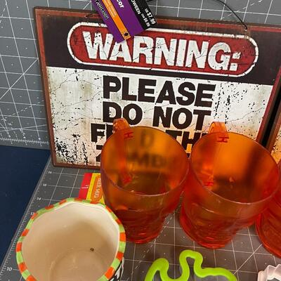 Orange Plastic Mugs, Signs, Cookie Cutters / Halloween DÃ©cor and More