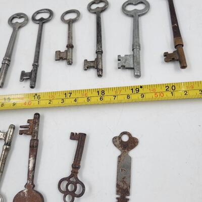 OLD VARIETY BUNDLE OF SKELETON KEYS