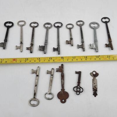OLD VARIETY BUNDLE OF SKELETON KEYS