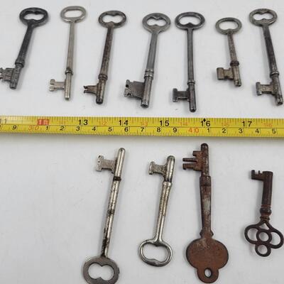 OLD VARIETY BUNDLE OF SKELETON KEYS