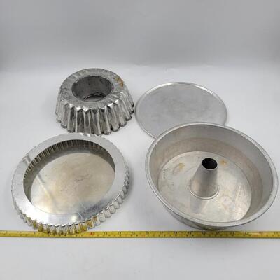 VINTAGE METAL COOKING UTENSILS