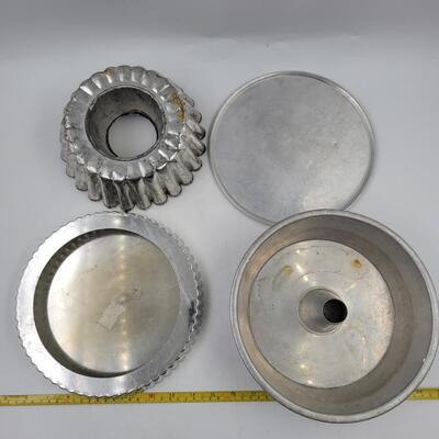 VINTAGE METAL COOKING UTENSILS