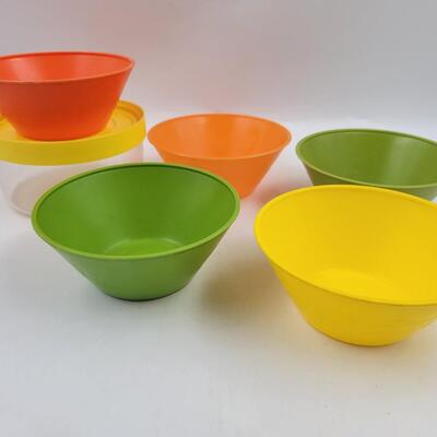 VINTAGE RETRO PLASTIC DINING WARE