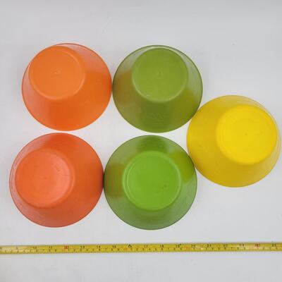 VINTAGE RETRO PLASTIC DINING WARE