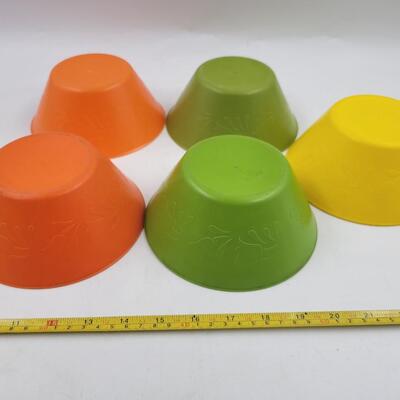 VINTAGE RETRO PLASTIC DINING WARE