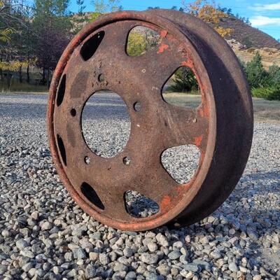 Lot 231: Vintage Farm And Garden Landscaping Accent Chippy Paint Rim