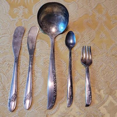 Lot 248: Vintage Oneida Community Silver Plate Silverware