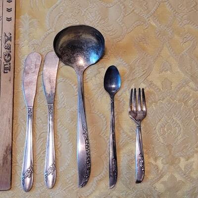 Lot 248: Vintage Oneida Community Silver Plate Silverware