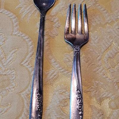 Lot 248: Vintage Oneida Community Silver Plate Silverware