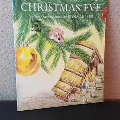 Lot 267: (4) Assorted Vintage Christmas Books feat. Gift of the Magi