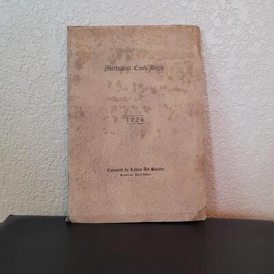 Lot 292: 1924 METHODIST COOK BOOK by Ladies Aid Society