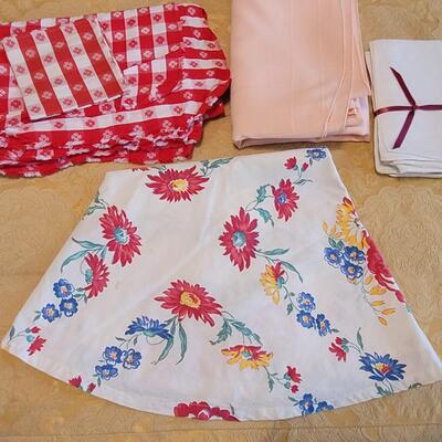 Lot 311: Vintage Mixed Linens - Tablecloths  and Napkins