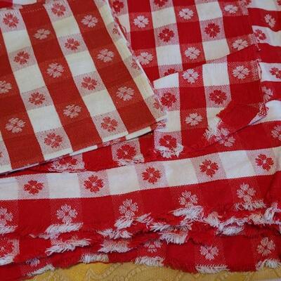 Lot 311: Vintage Mixed Linens - Tablecloths  and Napkins
