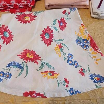 Lot 311: Vintage Mixed Linens - Tablecloths  and Napkins