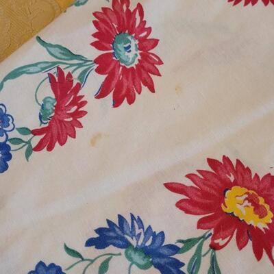 Lot 311: Vintage Mixed Linens - Tablecloths  and Napkins