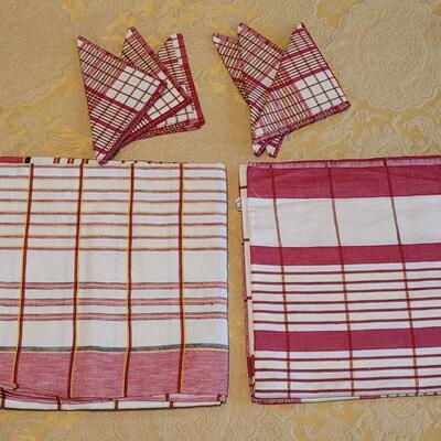 Lot 313: Vintage Victory Table Linens- unused