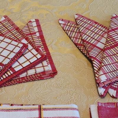 Lot 313: Vintage Victory Table Linens- unused