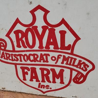 Lot 15: Vintage Farmhouse ROYAL FARM Milk Crate Intact