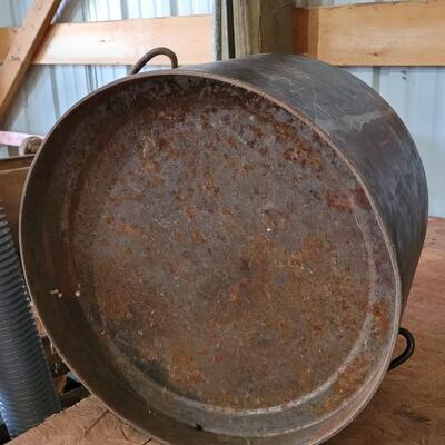 Lot 16: Vintage Large Farmhouse Broiler Boiler Pan??