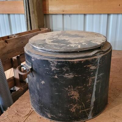 Lot 16: Vintage Large Farmhouse Broiler Boiler Pan??