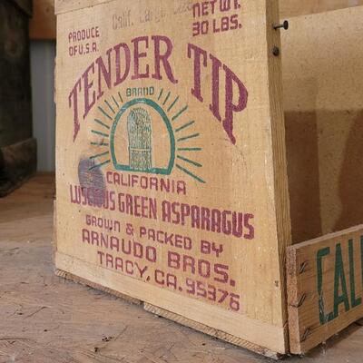 Lot 20: Vintage Graphic Design Wooden CALIFORNIA ASPARAGUS Transport Display Box