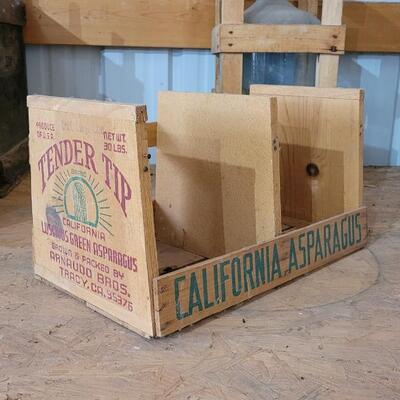 Lot 20: Vintage Graphic Design Wooden CALIFORNIA ASPARAGUS Transport Display Box