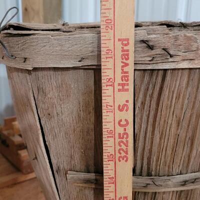 Lot 23: (2) Vintage Apple Harvest Baskets (1 with lid)