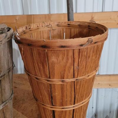 Lot 23: (2) Vintage Apple Harvest Baskets (1 with lid)