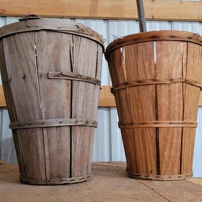 Lot 23: (2) Vintage Apple Harvest Baskets (1 with lid)