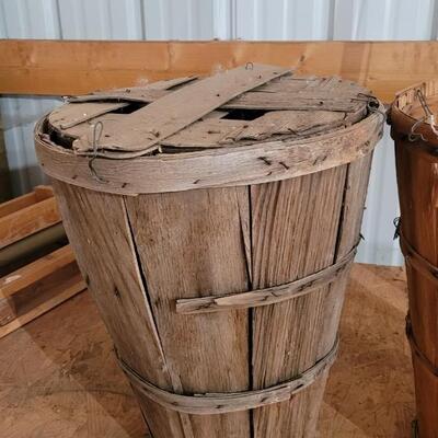 Lot 23: (2) Vintage Apple Harvest Baskets (1 with lid)