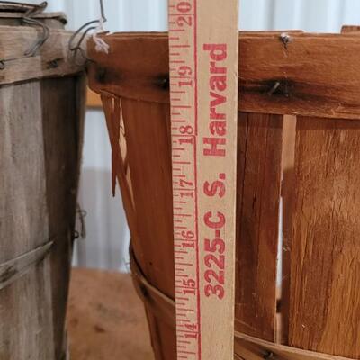 Lot 23: (2) Vintage Apple Harvest Baskets (1 with lid)