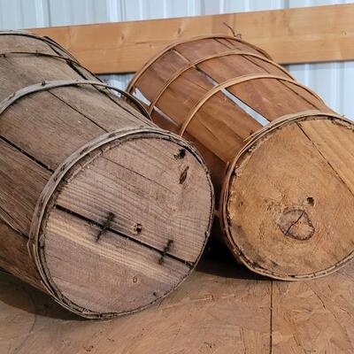 Lot 23: (2) Vintage Apple Harvest Baskets (1 with lid)