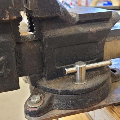 Lot 28: Vintage Farmhouse Workshop Bench Vise 15" x 7"