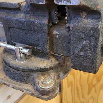 Lot 28: Vintage Farmhouse Workshop Bench Vise 15" x 7"