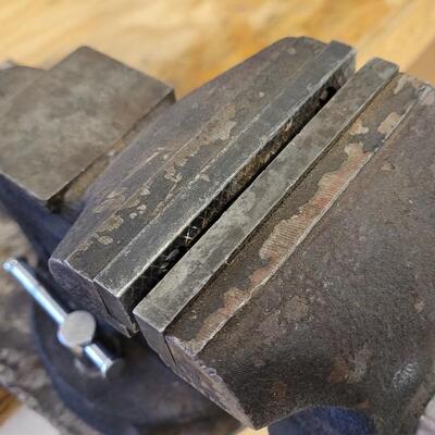 Lot 28: Vintage Farmhouse Workshop Bench Vise 15" x 7"