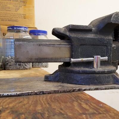 Lot 28: Vintage Farmhouse Workshop Bench Vise 15" x 7"