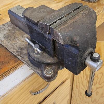 Lot 28: Vintage Farmhouse Workshop Bench Vise 15" x 7"