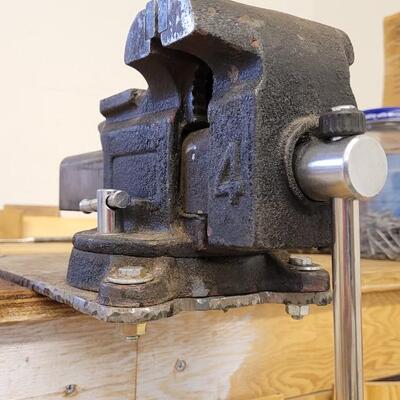 Lot 28: Vintage Farmhouse Workshop Bench Vise 15" x 7"