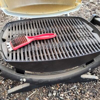 Lot 42: WEBER Portable Camping Outdoors Gas Grill